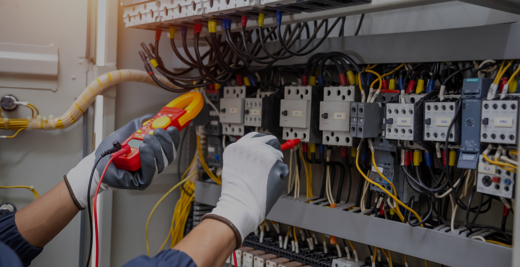 Elektrik projelendirme sürecinde, ihtiyaca özel mühendislik çözümleri üreterek tasarım aşamasından uygulamaya kadar her adımda titizlikle çalışıyoruz.
